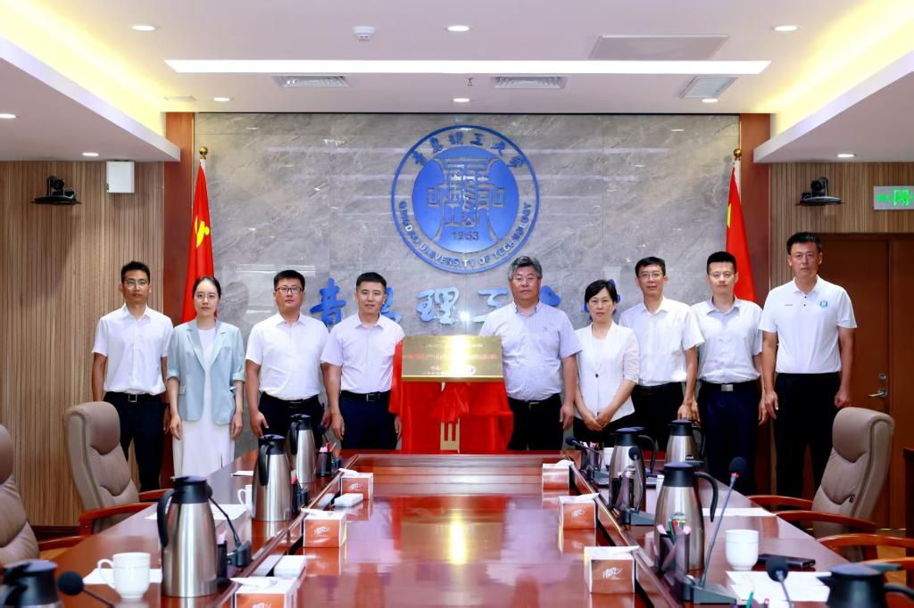 青岛体育集团与学校304永利集团 共建体育产业合作基地